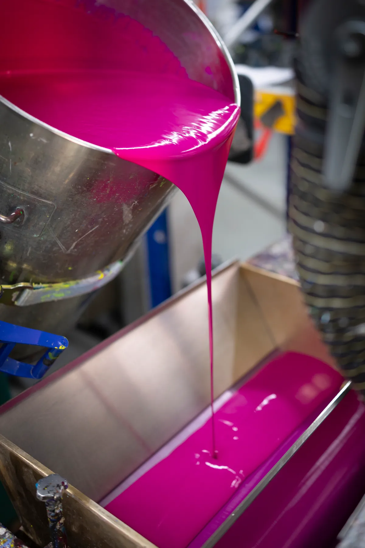 Farbherstellung in der Firma Lascaux mit Inhaberin Barbara Diethelm